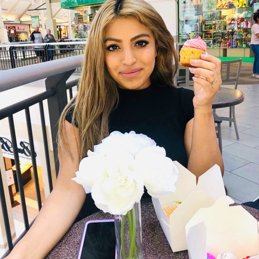 Meet your Posher, Yanel